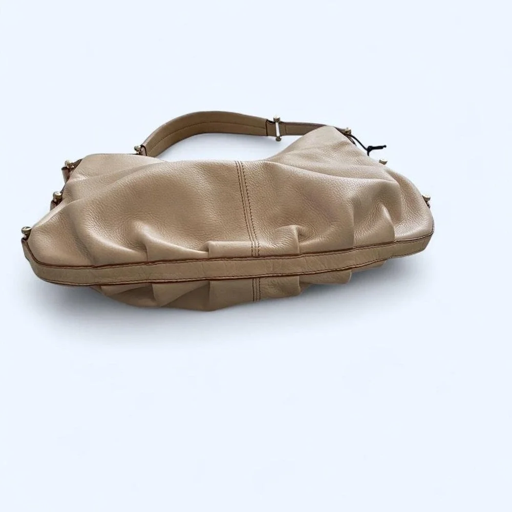 Cream leather vintage shoulder bag with gold hardware by Liz Claiborne